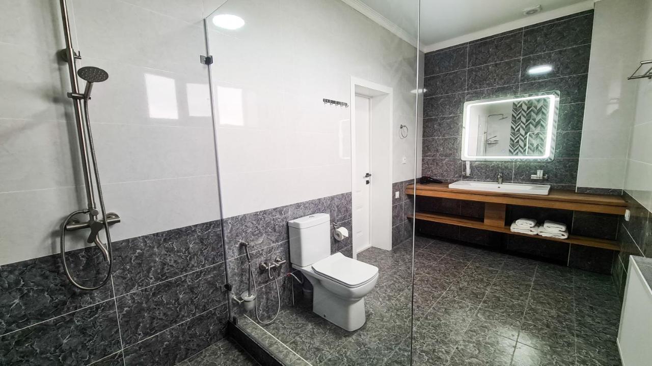 Dosman Hotel Bishkek Esterno foto