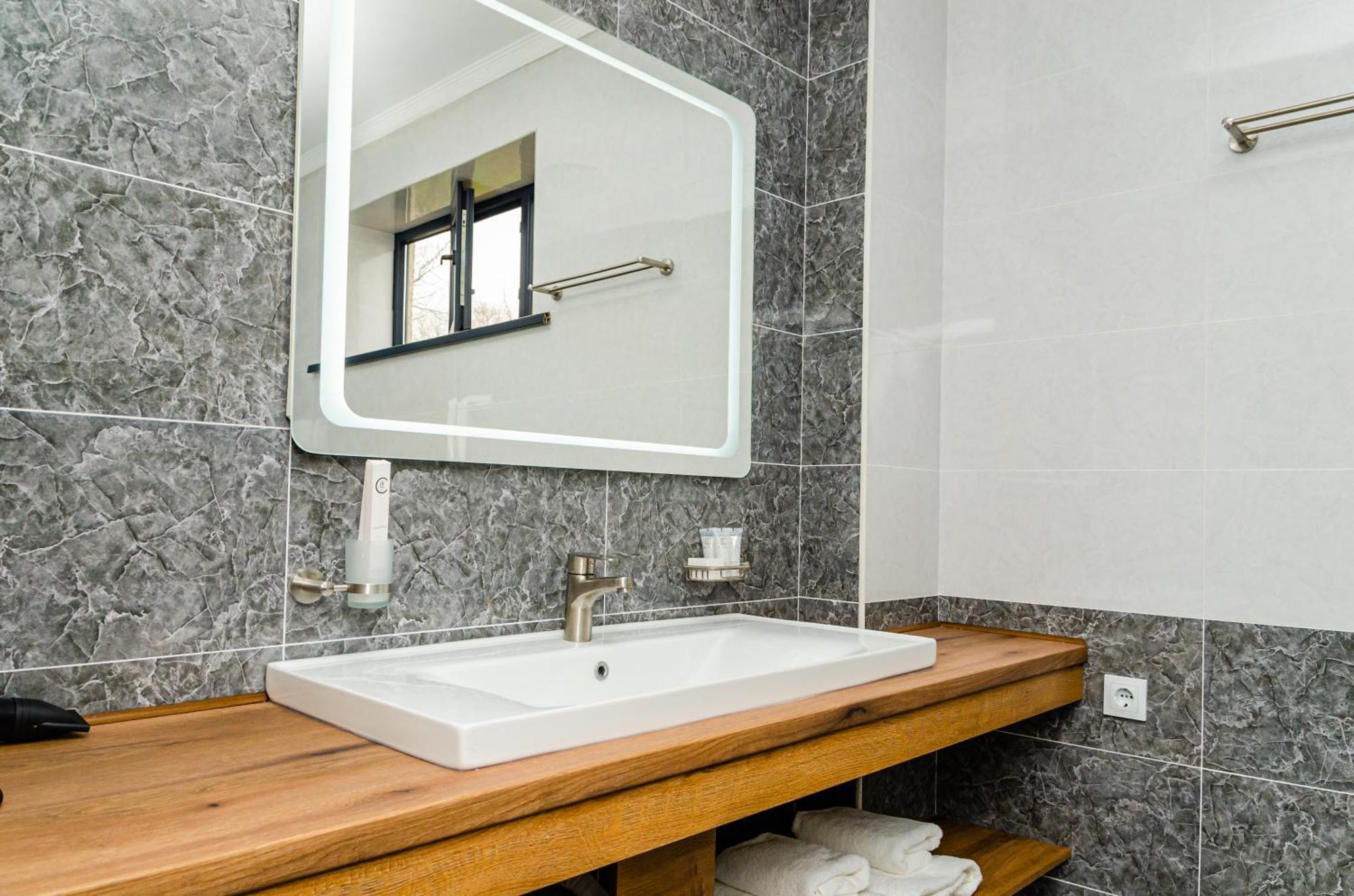Dosman Hotel Bishkek Esterno foto